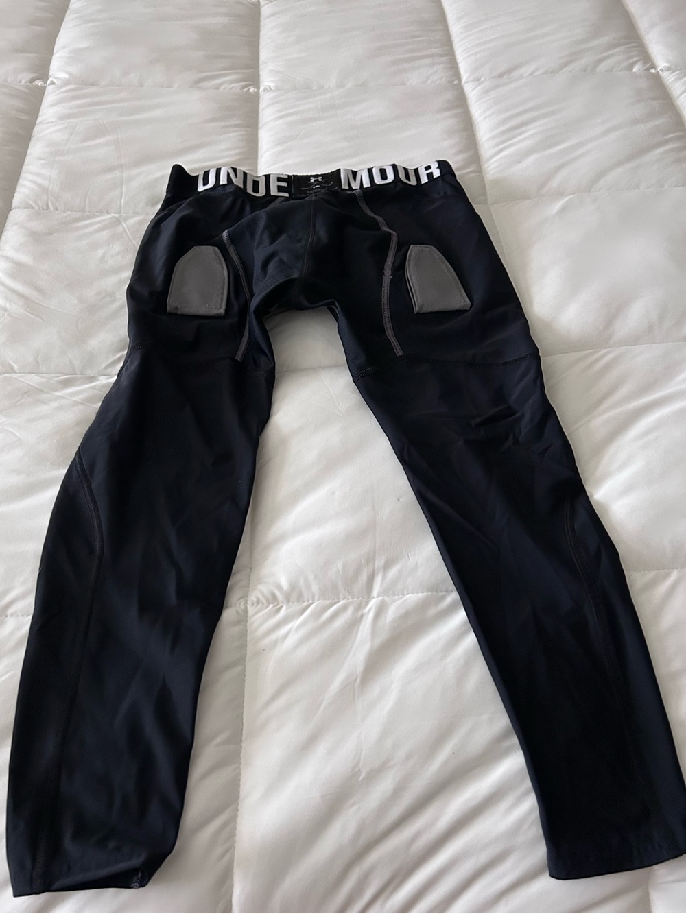 Under Armour hockey Black leggings with grip for shin pads/Velcro socks - Picture 2 of 5